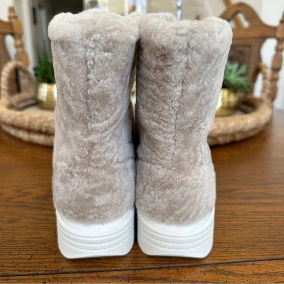 Stuart Weitzman Genuine Shearling Lace Up Booties - New in box! - Size 5 - Picture 4 of 9
